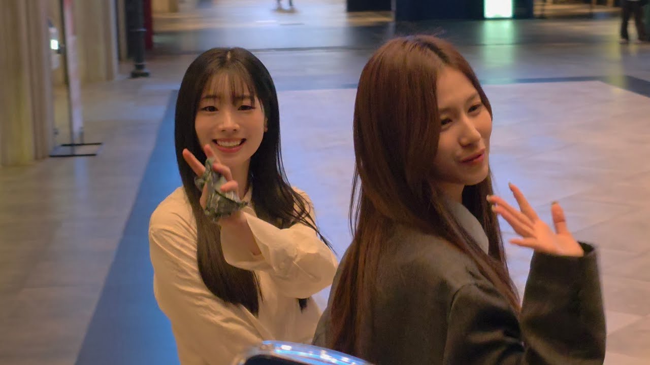 [FANCAM] 251020 TWICE "ONE IN A MILL10N" 10th Anniversary Documentary Stage Greeting Departure 퇴근길