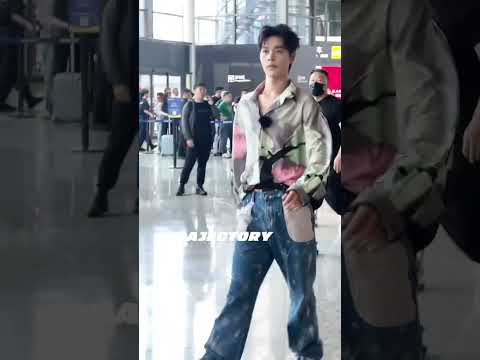 Ke Chun walked into the airport, matching Duan Xiuming’s stride. #柯淳 #kpop #kechun