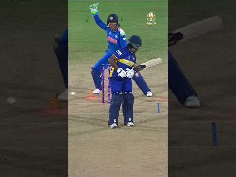 Deepti Sharma cleans up Sri Lankan skipper Chamari Athapaththu┬аЁЯТе