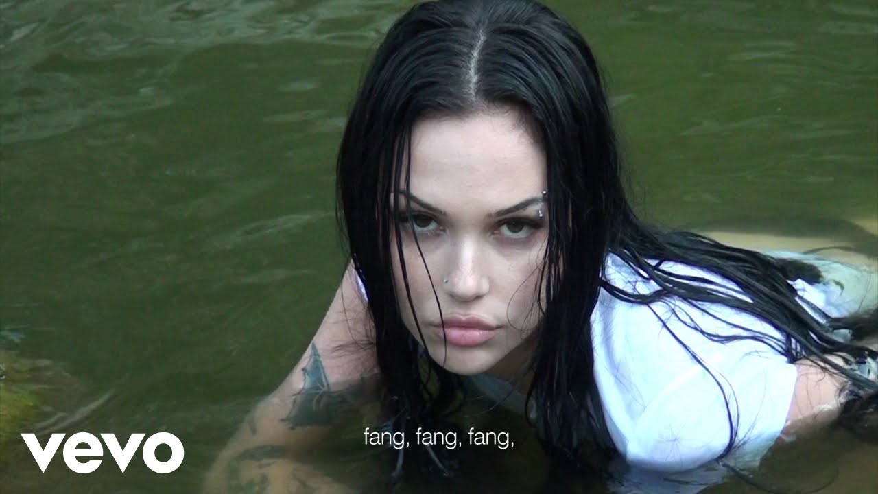 Maggie Lindemann - fang (Official Lyric Video)