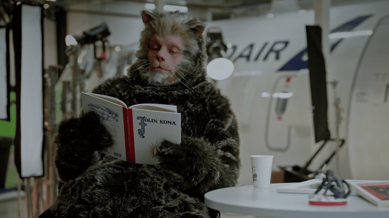 Yule Cat's Hilarious Reaction to Art 🐱