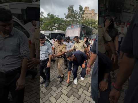 HUMILITY AT ITS BEST 💕 #akshaykumar picks up #paps shoes #shorts #bollywood #mumbai #actor #humanity