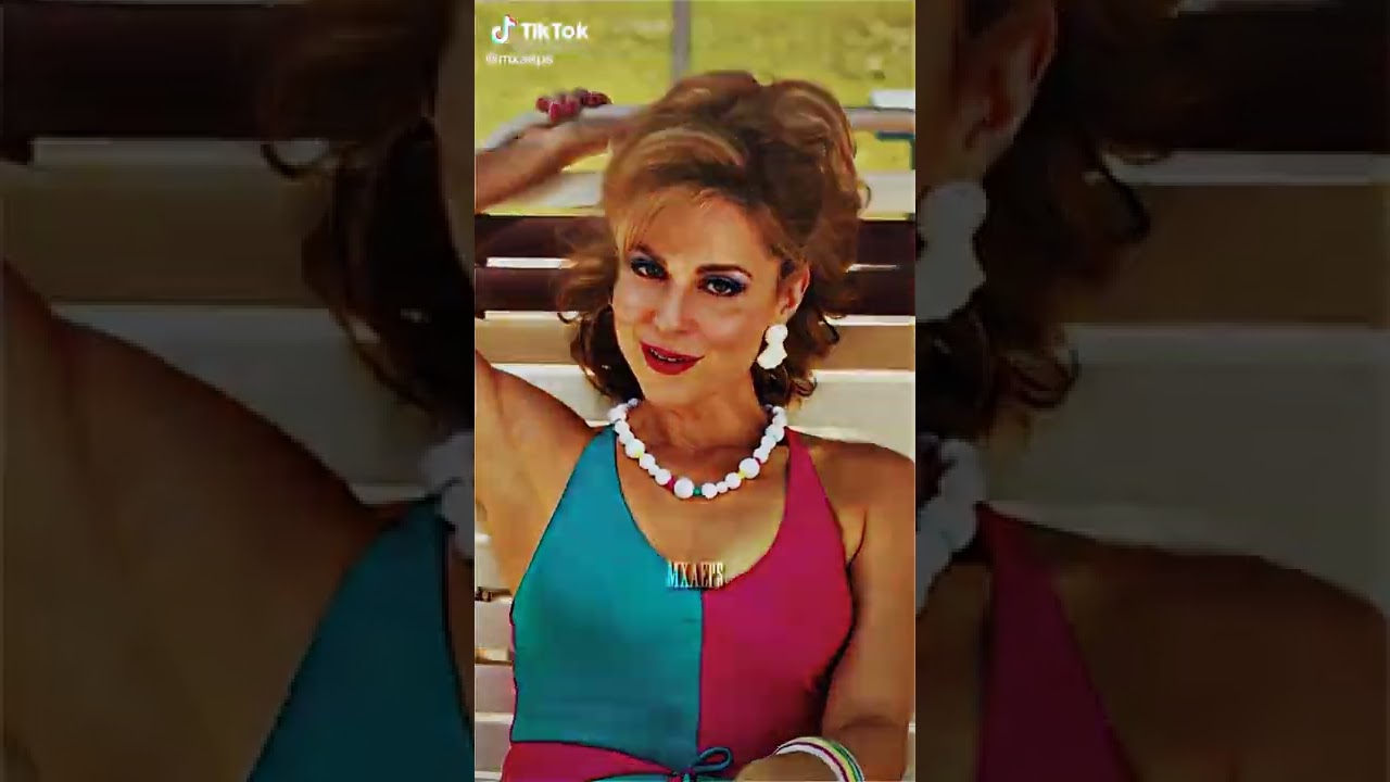 Karen Wheeler in Striking Hot Shorts: Cara Buono's Bold Look 🔥