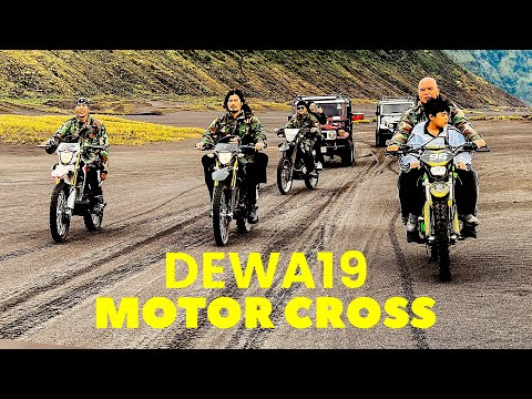 MOMEN AHMAD DHANI JATUH DARI MOTOR TRAIL SAAT SYUTING VIDEO KLIP DEWA 19 DI BROMO
