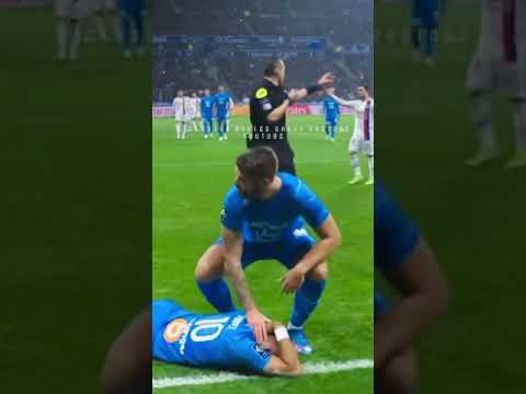 الغاء مباراة ليون ومرسيليا بعد احداث شغب القاء الجمهور عبوة مياه علي رأس باييت لاعب مرسيليا