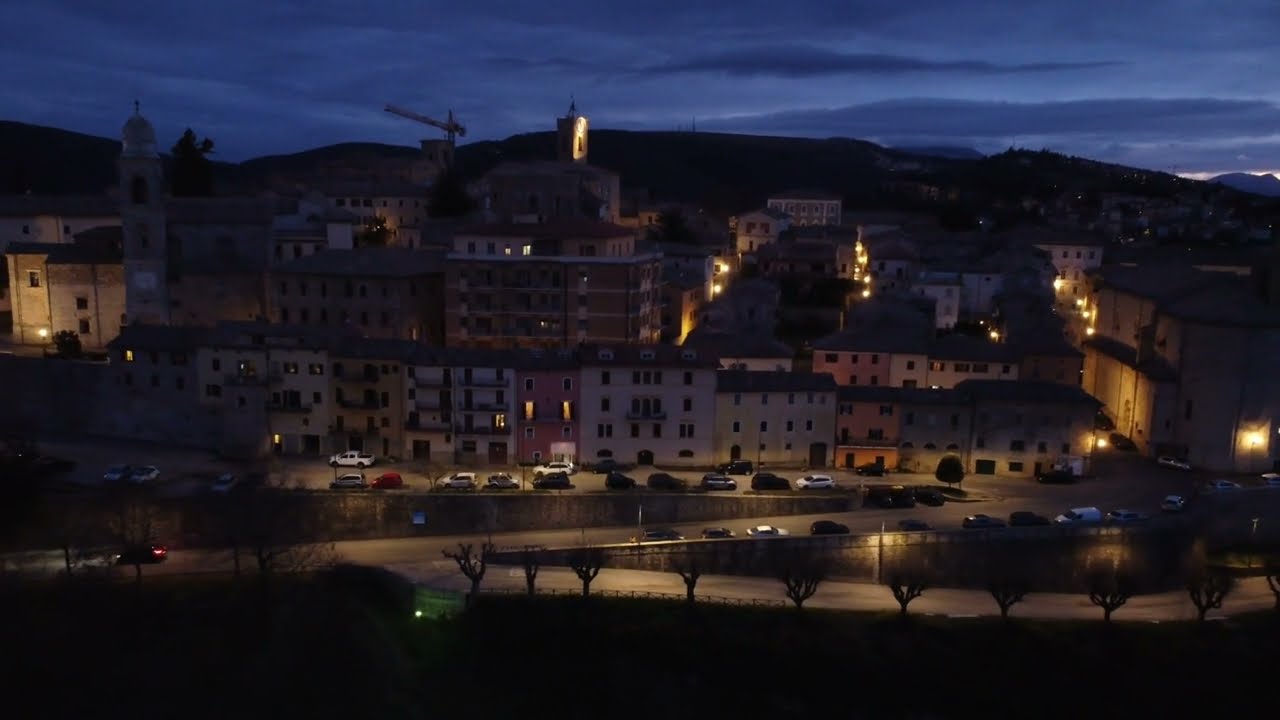 Scopri la Magia di Cingoli, il Balcone delle Marche di Notte 🌙