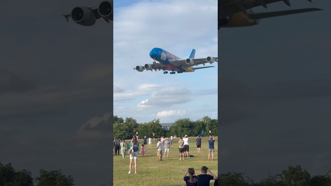 People Amazed by the Emirates Airbus A380