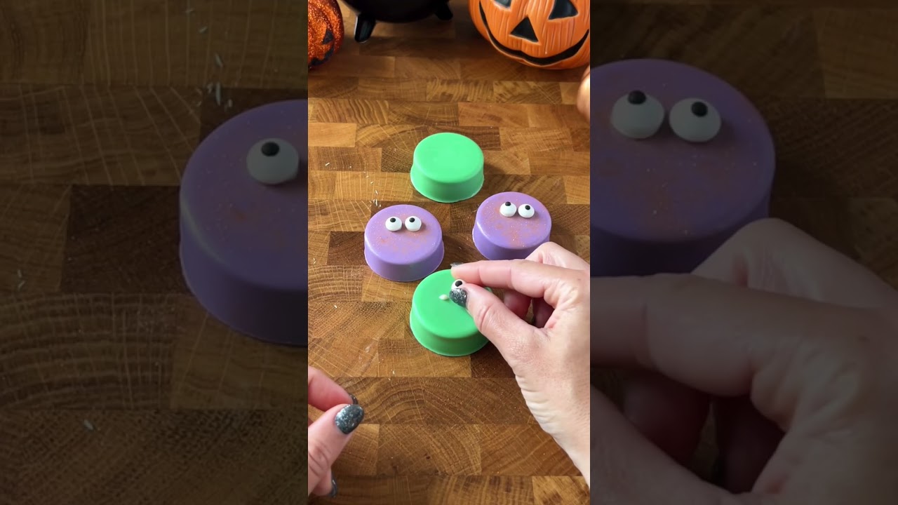 Spooky Halloween Chocolate Covered Oreos! ๐