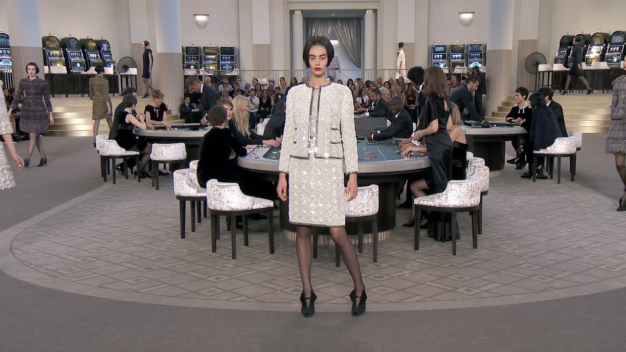 CHANEL Fall-Winter 2015/16 Haute Couture Show 🎥