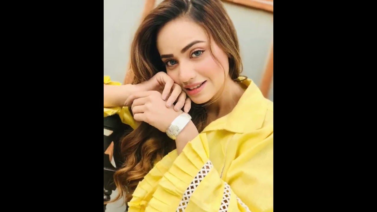 Kanwal Khan's Latest TikTok & Stunning Stylish Photos 😍