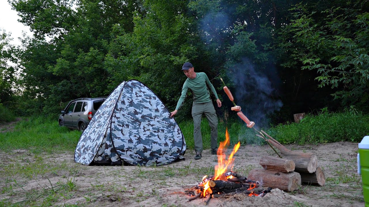Ночная рыбалка на живописной реке: ловля рыбы и вкусные сосиски на костре 🎣