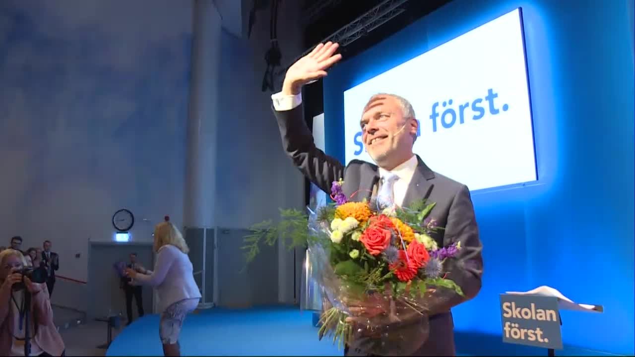 Liberalerna står inför tuffa tider – Björklund pressad av integrationsfrågan 🇸🇪