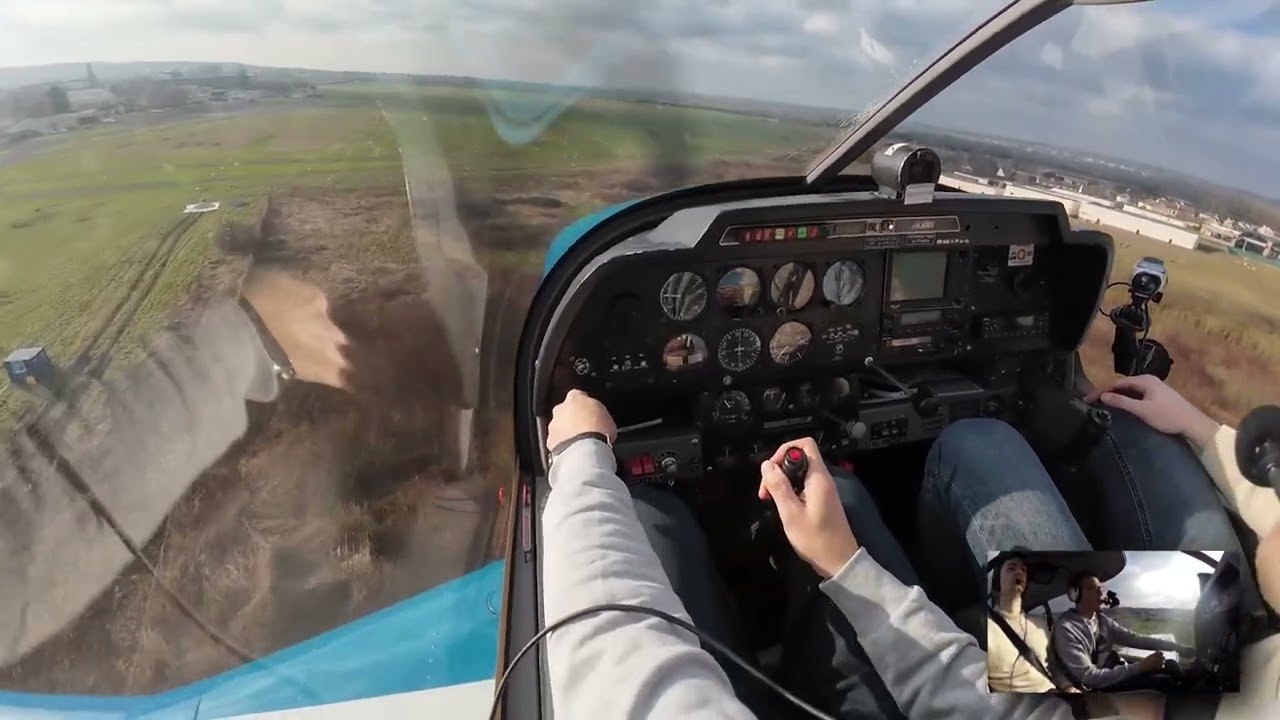 Robin DR400 Saint-Cyr LFPZ Landing RWY29L crosswind