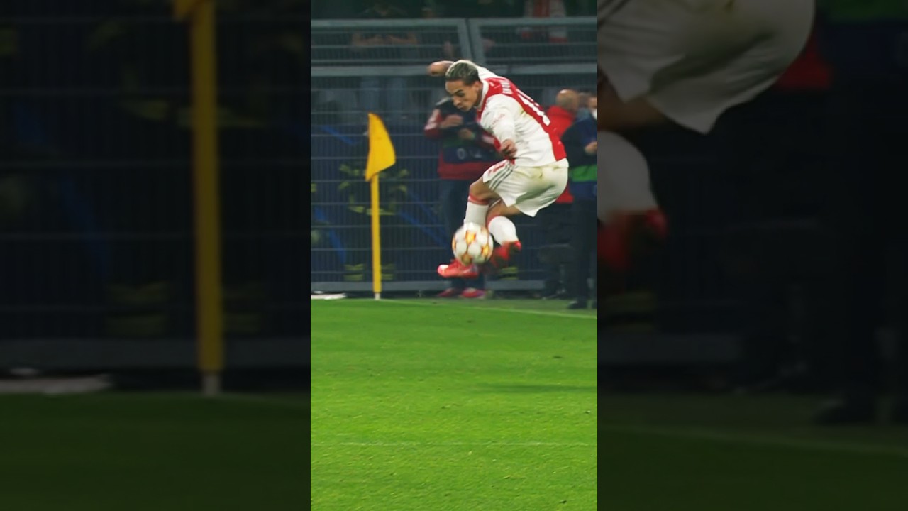 Unbelievable Pass and Control by Manchester United Stars! ⚽