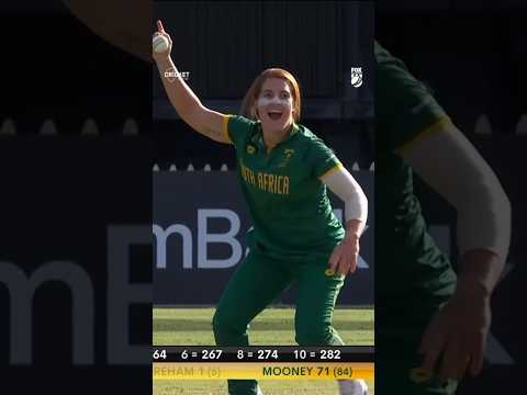 de Klerk’s cracking catch off her own bowling #PlayOfTheDay