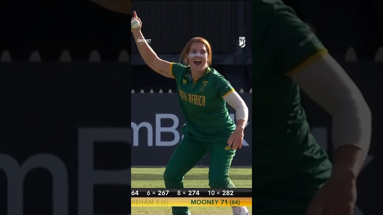 De Klerk's Amazing Catch Off Her Own Bowling 🎯
