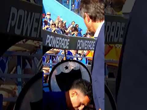 El saludo entre Guillermo Barros Schelotto y Tevez