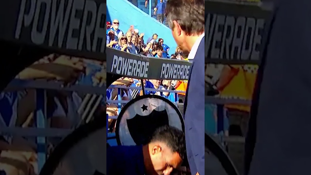 Guillermo Barros Schelotto y Tevez se saludan con entusiasmo ⚽