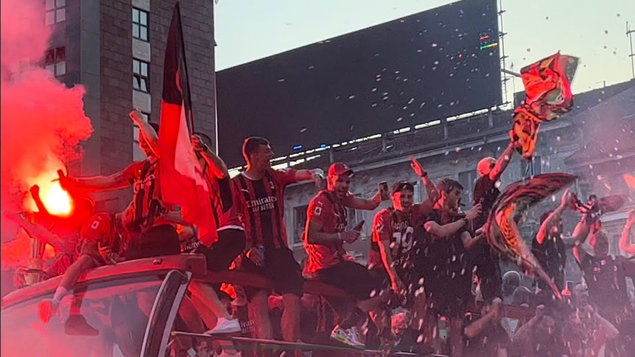 Pioli Celebrates Scudetto Victory ๐