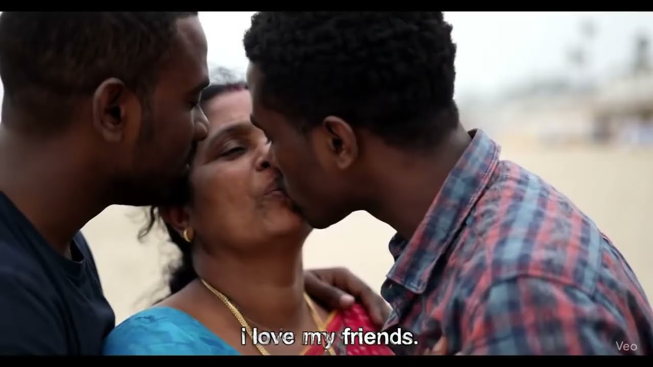 Heartwarming Beach Reunion: A Mother’s Surprise Encounter with Old Friends 🌊
