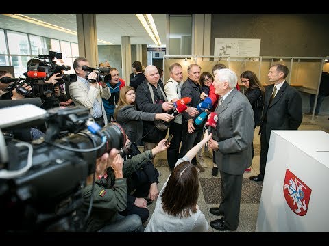 Tiesiogiai: prezidento rinkimuose balsuoja Valdas Adamkus