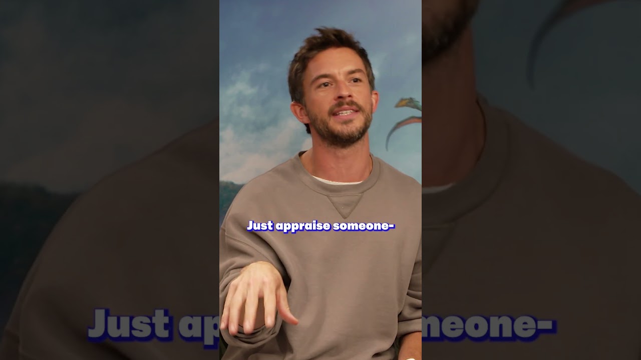 Scarlett Johansson & Jonathan Bailey Talk Red Flags 🎬