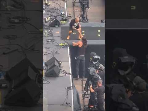 Jason Momoa jumps into Pantera mosh pit🤘🏻🔥 #metal #rock #pantera #backtothebeggining #jasonmomoa