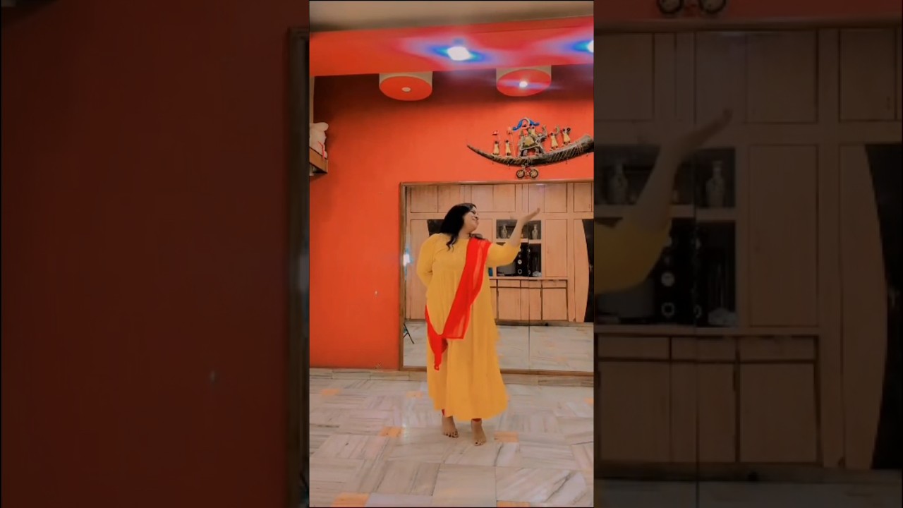Barsaat mein jab aayega sawan ka mahina🎶👯/Dance Video/ #shorts #shortsfeed#dance#shortsvideo