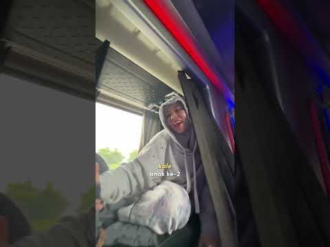 Jalan-jalan ke surabaya naik bus sleeper Cakeeeep!!!