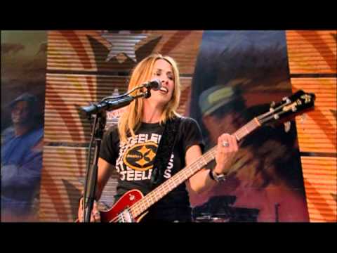 Sheryl Crow Performs 'The First Cut is the Deepest' at Farm Aid 2003 🎶