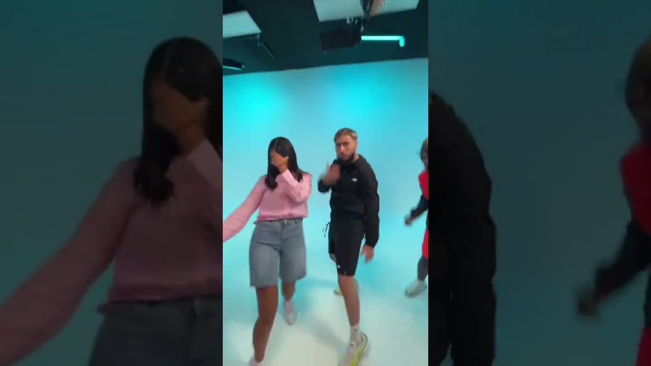 Camélia's Funny Gesture 😂