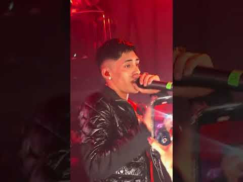 Cris Mj cantando GATA ONLY en un show