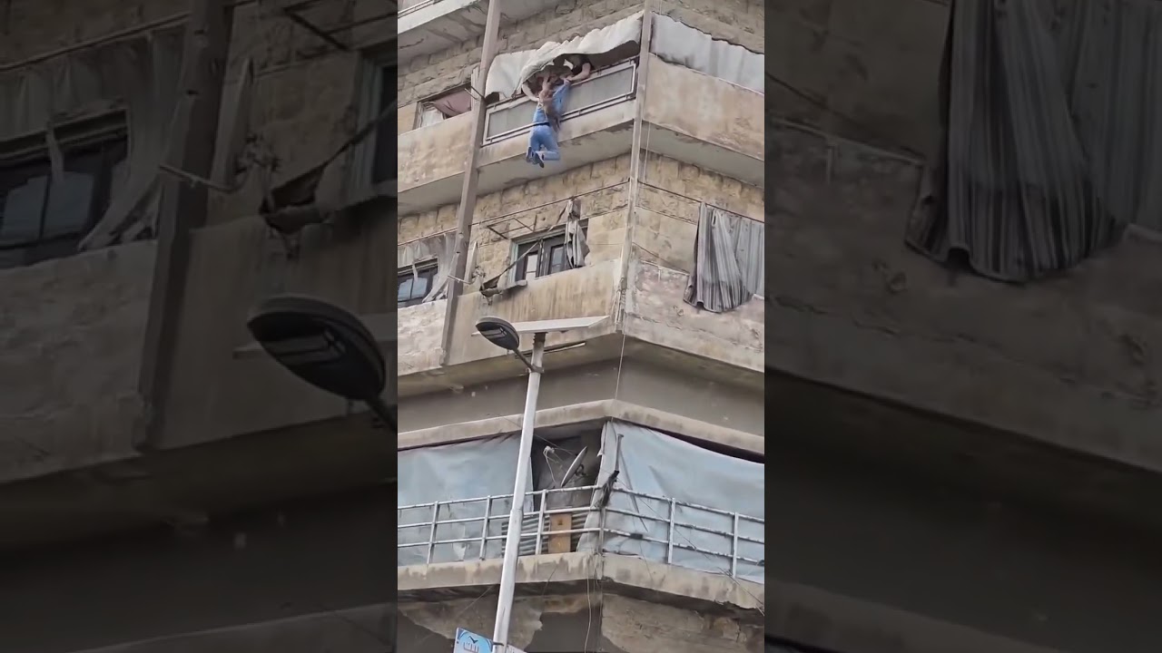 محاولة إنقاذ فتاة كادت أن تقع من على بلكونة الطابق الرابع في مدينة حلب #سوريا #حلب #دمشق
