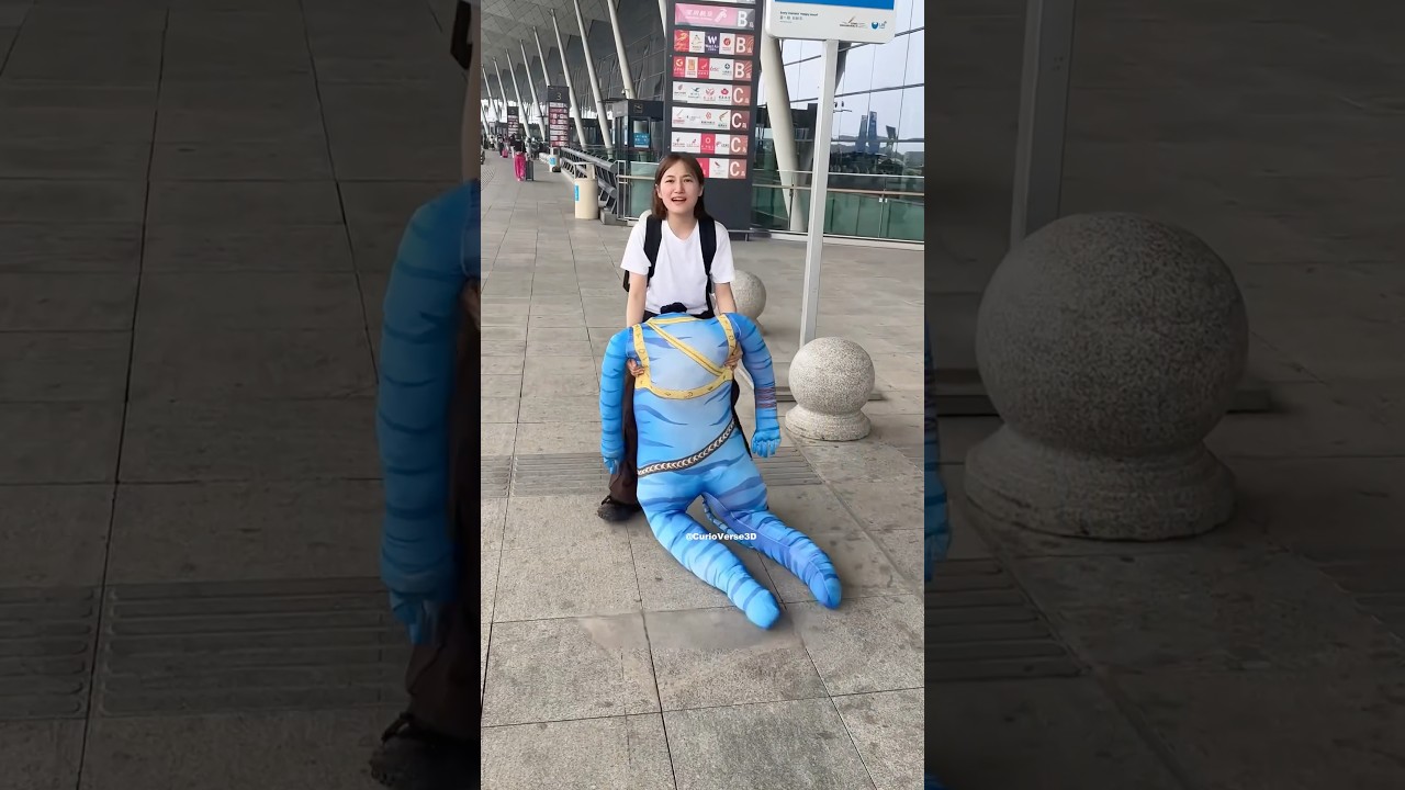 Broken Suitcase Turns into Street Performance 🎒