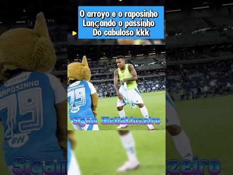 O kenny arroyo dançando com o raposinho kkkkk