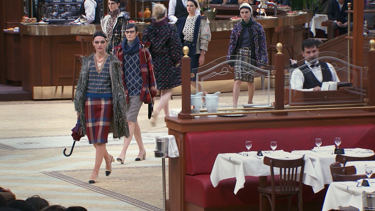 CHANEL Fall-Winter 2015/16 Ready-to-Wear Show 🎥