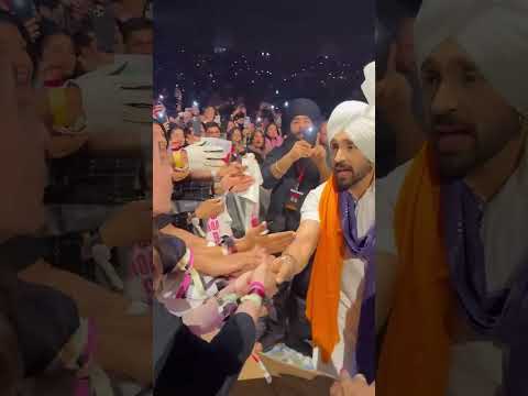 Diljit Dosanjh invited Hania Aamir on stage during his concert in London #diljitdosanjh #haniaamir