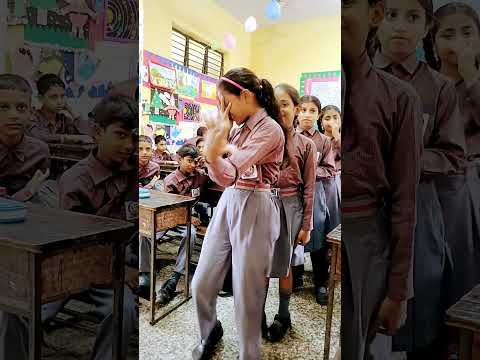 Dancing Steps ๐Classroom Fun ๐ #trending #school #viralshort #natkhatkaju #schoollife
