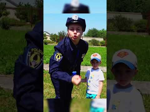 Полицейский борется с воришкой 🚓