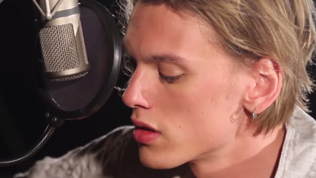 Jamie Campbell Bower Performs 'Waiting' | Ont' Sofa Gibson Sessions 🎶
