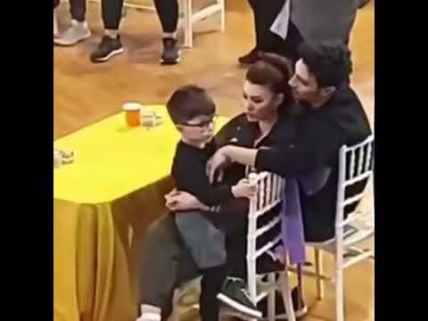 Ильхан Шен, Бурджу Озберк и юный актер Эмир Гюлер за кадром сериала Любовь. Логика. Месть.