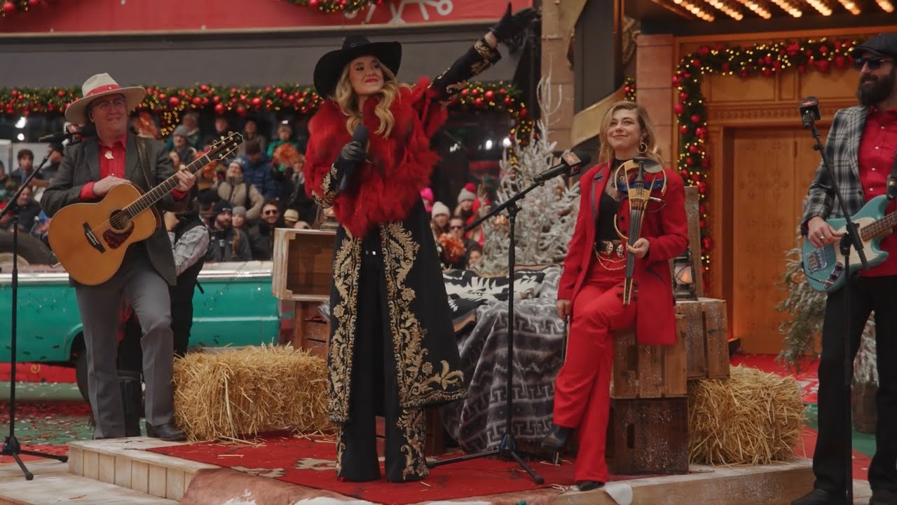 Lainey Wilson Performs at Macy’s Thanksgiving Parade 🦃
