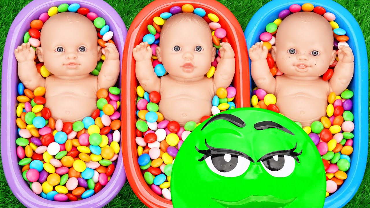 Rainbow Bath Tubs Candy with M&M's & Slime Cutting 🍬