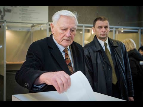 Tiesiogiai: Valdas Adamkus balsuoja merų rinkimų antrajame ture