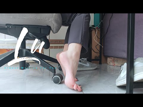 Wearing These Nikes Makes My Feet So Sweaty… My Poor Coworker Has to Smell Them!