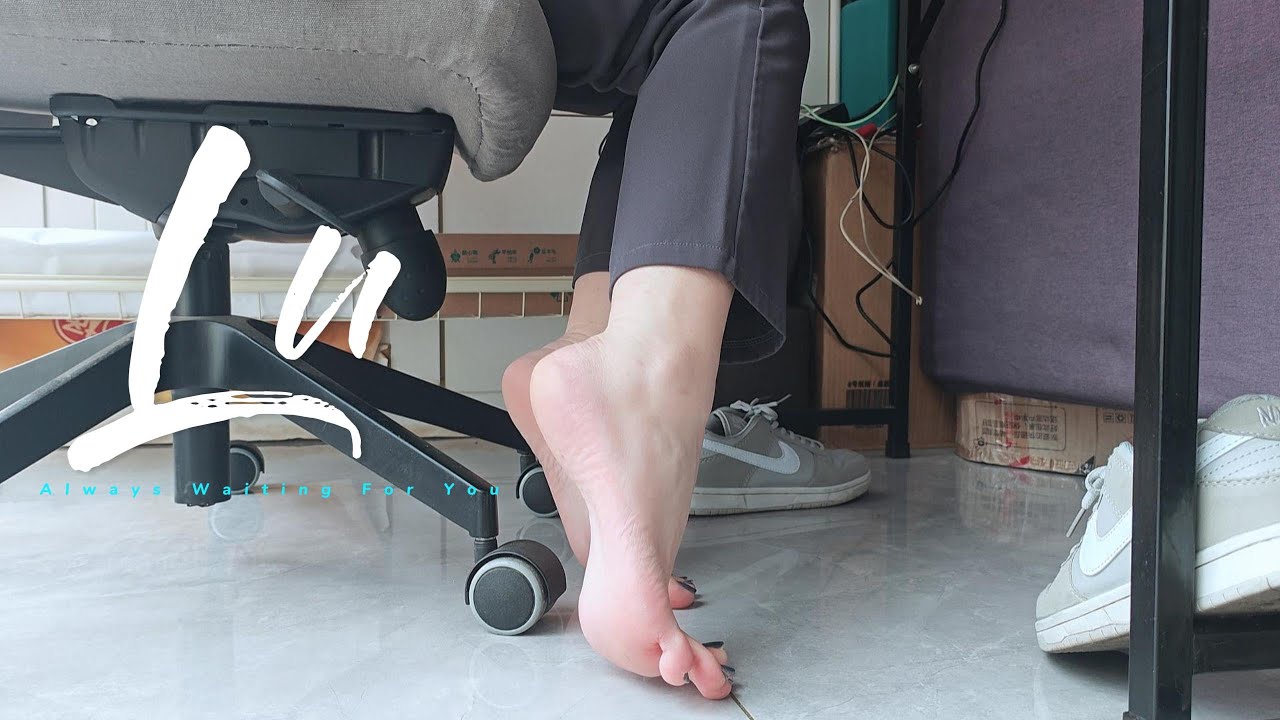 These Nike Shoes Make My Feet Sweat – My Coworker Can't Handle the Smell! 😅