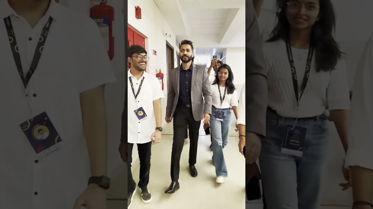 Experience an Unforgettable Stage Performance! 🎉