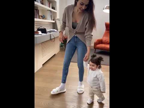 هاندا ارتشيل مع ايلين ماڤي ابنة اختها غمزة ارتشيل في اول خطواتها