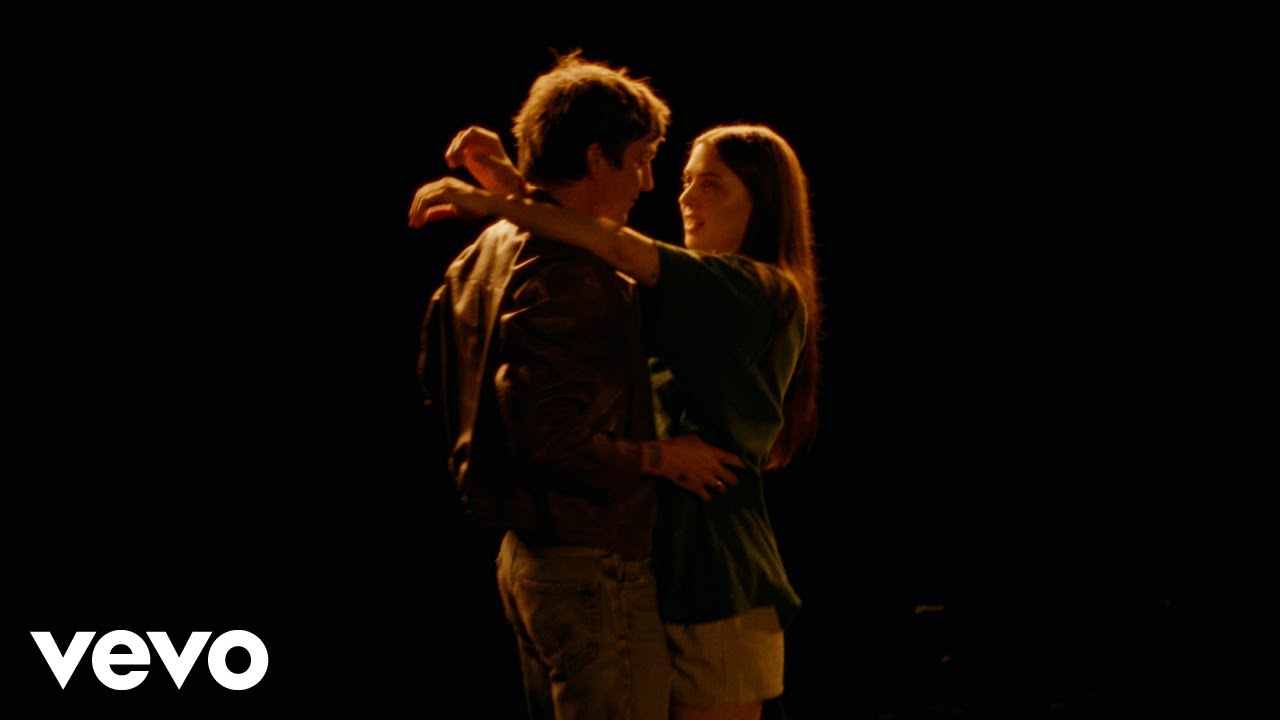 Lizzy McAlpine's 'Pushing It Down and Praying' 🎶