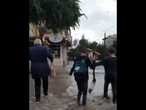 Жители Читы переходят улицу после очередного ливня